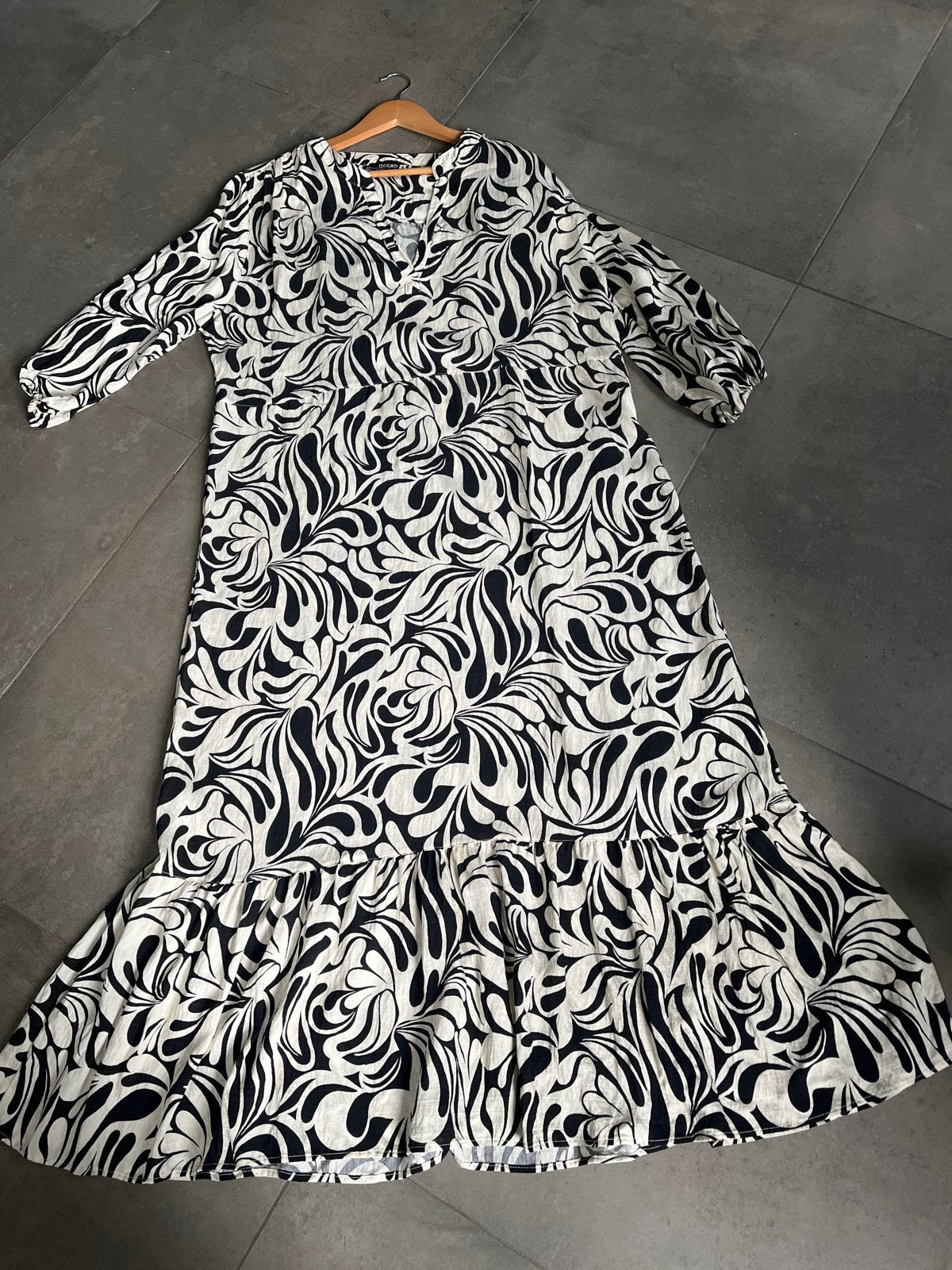 Norah Maxi Jurk Zwart/Wit Print Maat 44, Zwart, Maat 42/44 (L), Ophalen of Verzenden, Zo goed als nieuw