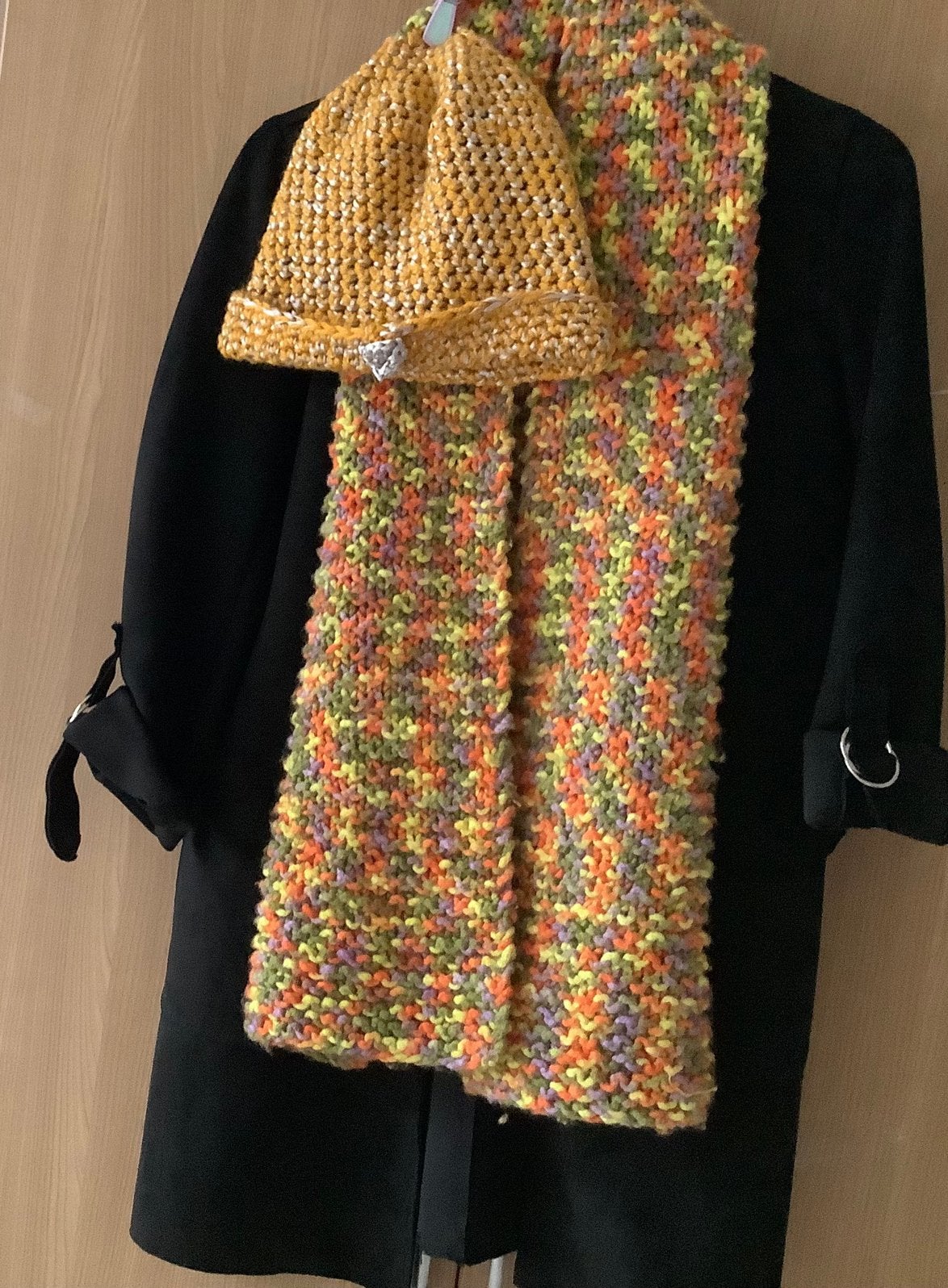 Muts. ( dames).   en.    Sjaal.   gebreid., Verzenden, Nieuw, Muts