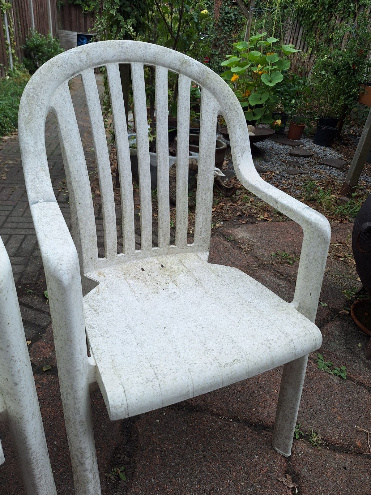 Vintage witte tuinstoelen - Eindhovens model (2 stuks), Tuin en Terras, Tuinstoelen, Ophalen, Gebruikt, Kunststof