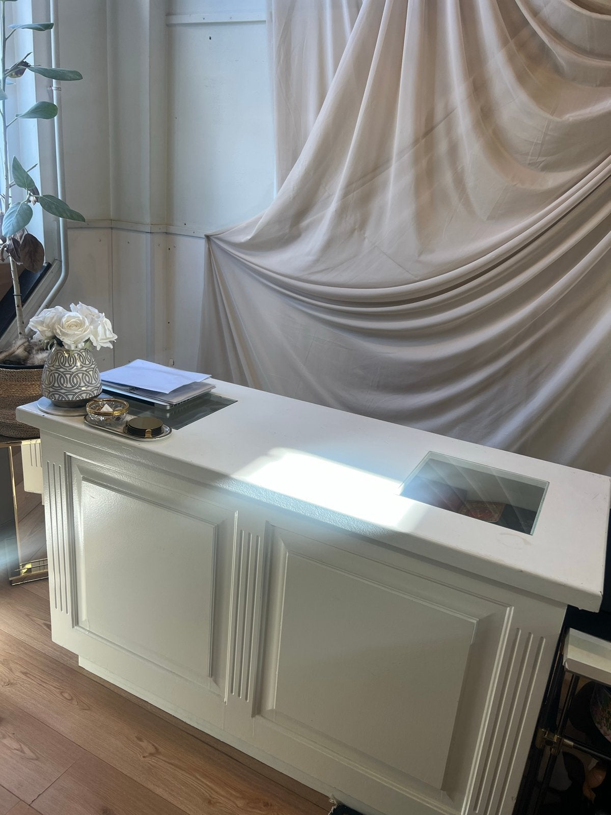 Witte Toonban Balie/Bureau met Opbergruimte en Vitrine, Ophalen, Gebruikt, 150 tot 200 cm, Minder dan 100 cm