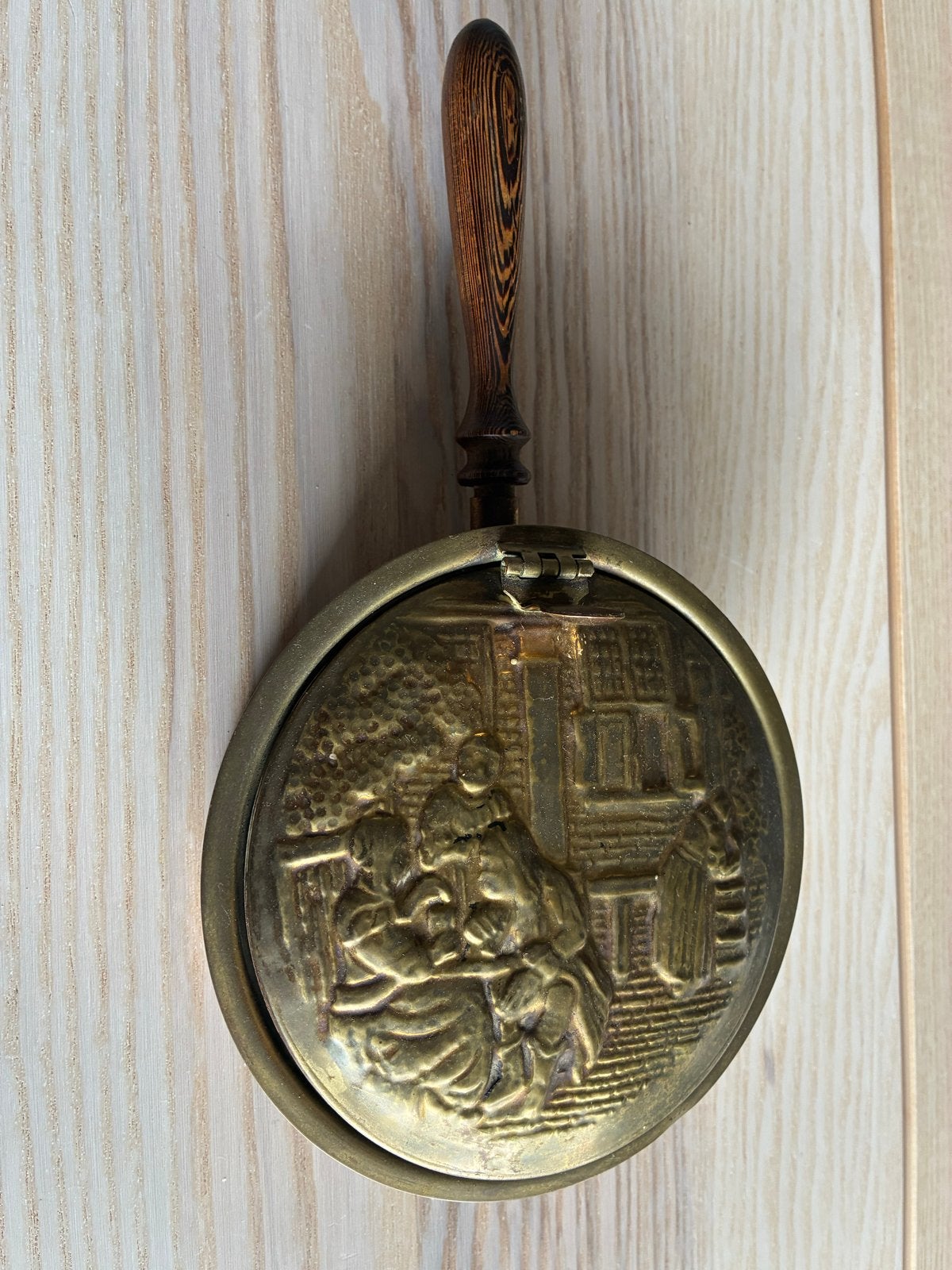 Antieke koperen beddenpan met reliëfdecoratie, Ophalen of Verzenden
