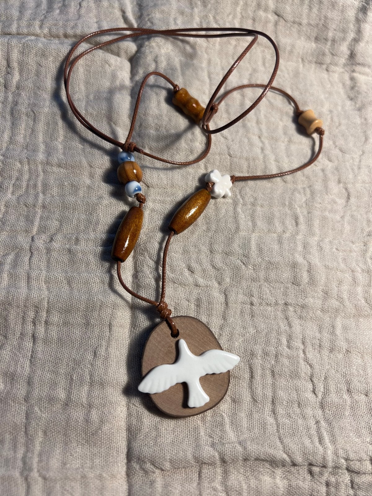 Boho houten ketting met witte duif - verstelbaar, Bruin, Ophalen of Verzenden, Zo goed als nieuw, Overige materialen