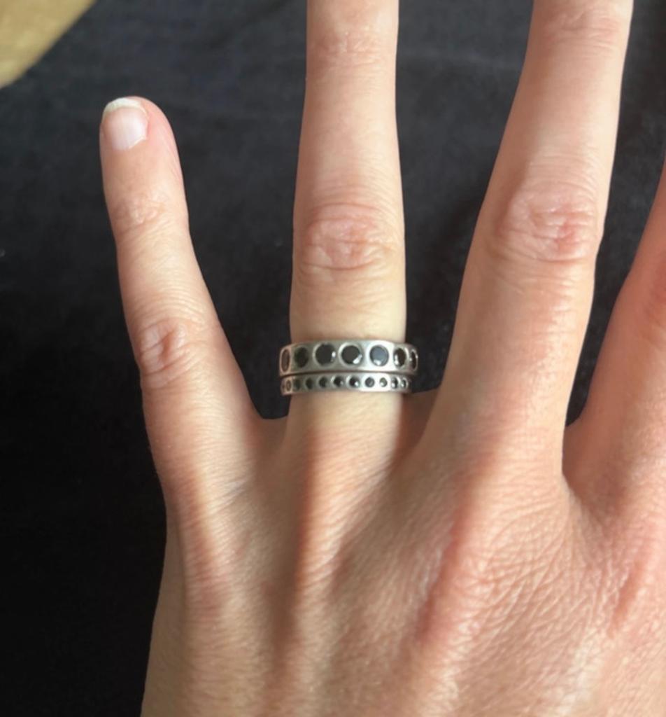 Twee zilveren Ti Sento ringen met zwarte steentjes, Sieraden, Tassen en Uiterlijk, Ringen, Gebruikt, Ophalen of Verzenden, 17 tot 18