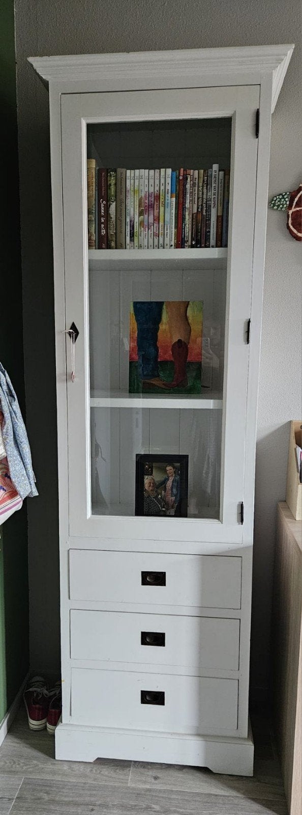 Grote witte vitrinekast van hout met lades, Huis en Inrichting, Ophalen, Zo goed als nieuw, 25 tot 50 cm, Met deur(en)