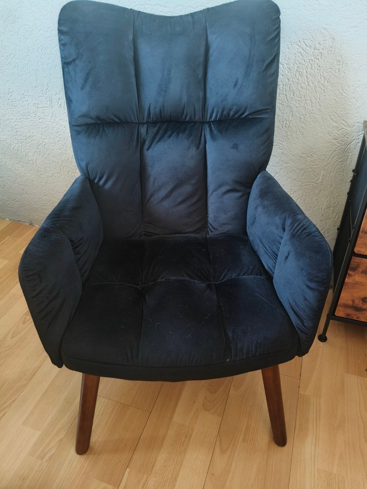 Comfortabele zwarte fluwelen relaxstoel, Huis en Inrichting, Ophalen, Hout, Minder dan 75 cm, Zo goed als nieuw