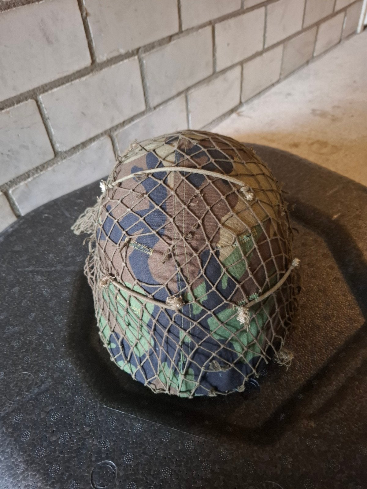 Militair Camouflage Helm met Net - Vintage Legeruitrusting, Verzamelen, Ophalen of Verzenden, Landmacht, Overige gebieden, Helm of Baret