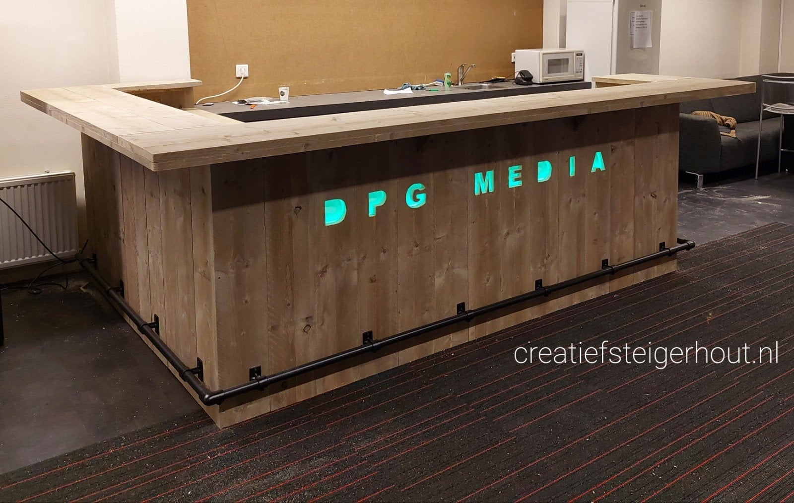 Bar van steigerhout met letters zwarte buis hoekopstelling, Verzenden, Nieuw