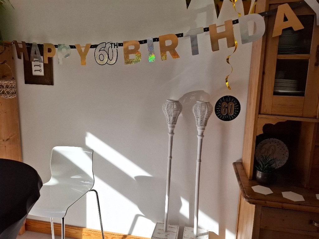 60 jaar verjaardag slingers borden letters goud zwart, Ophalen of Verzenden, Gebruikt, Versiering, Verjaardag