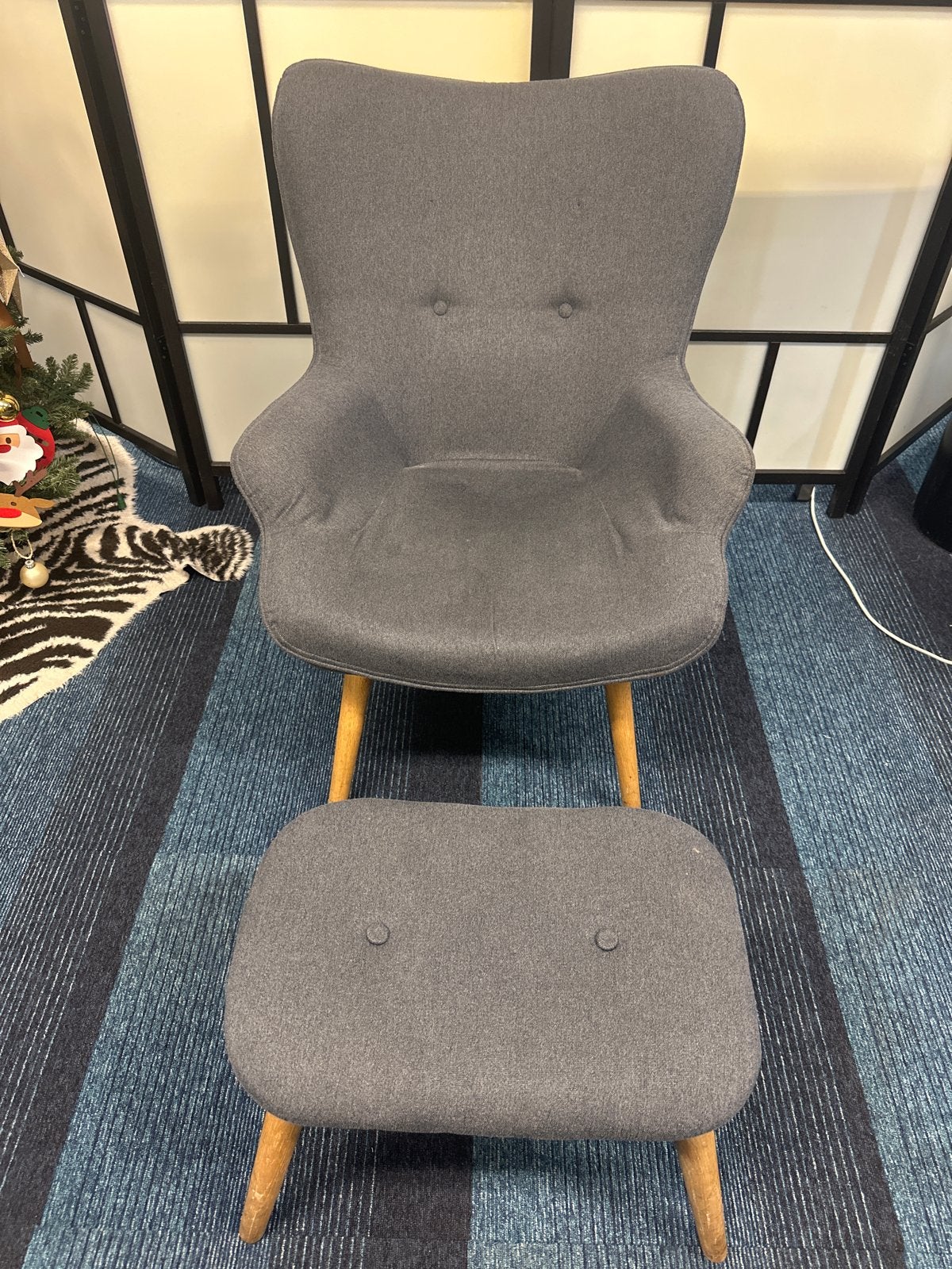 Grijze fauteuil met voetenbankje, Ophalen, 75 tot 100 cm, Zo goed als nieuw, 50 tot 75 cm