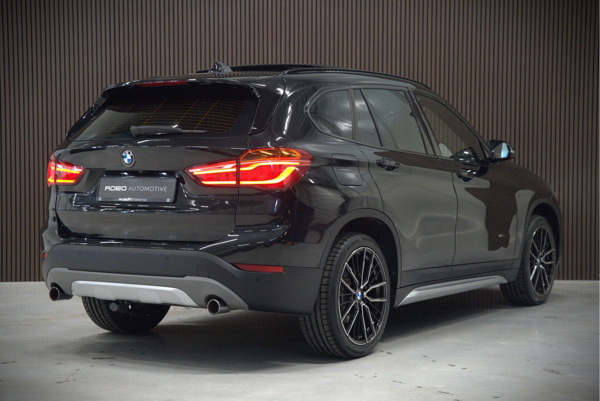 BMW X1 xDrive20i High Executive | Panoramadak | Head-Up Disp, Auto's, BMW, Gebruikt, 2000 kg, Zwart, Bedrijf