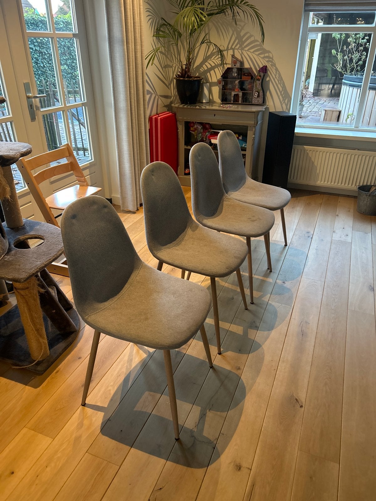 Set van 4 moderne eetkamerstoelen - Grijs stof en hout, Ophalen, Gebruikt, Vier, Grijs
