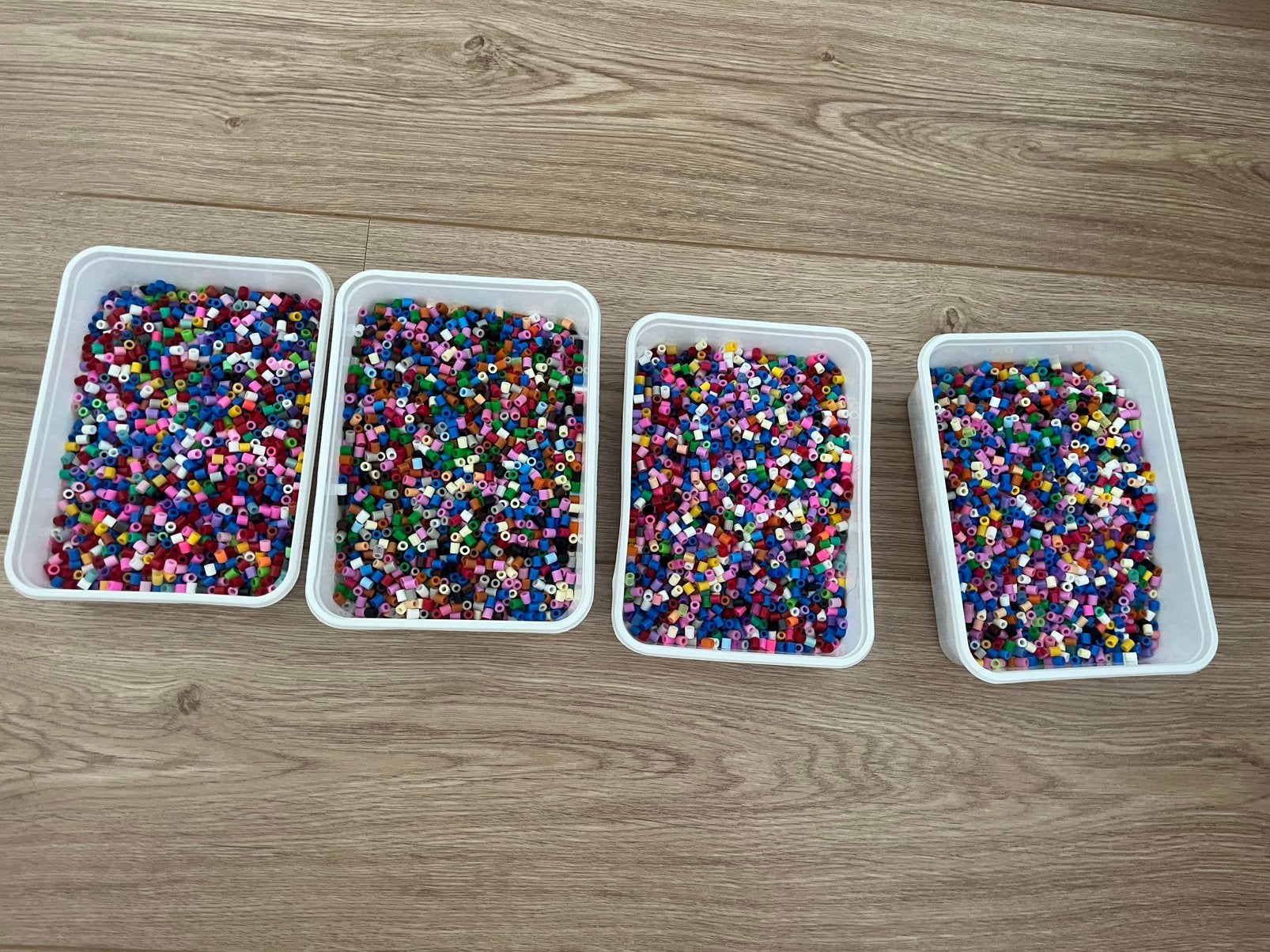 4 bakjes strijkkralen., Ophalen, Zo goed als nieuw, Jongen of Meisje