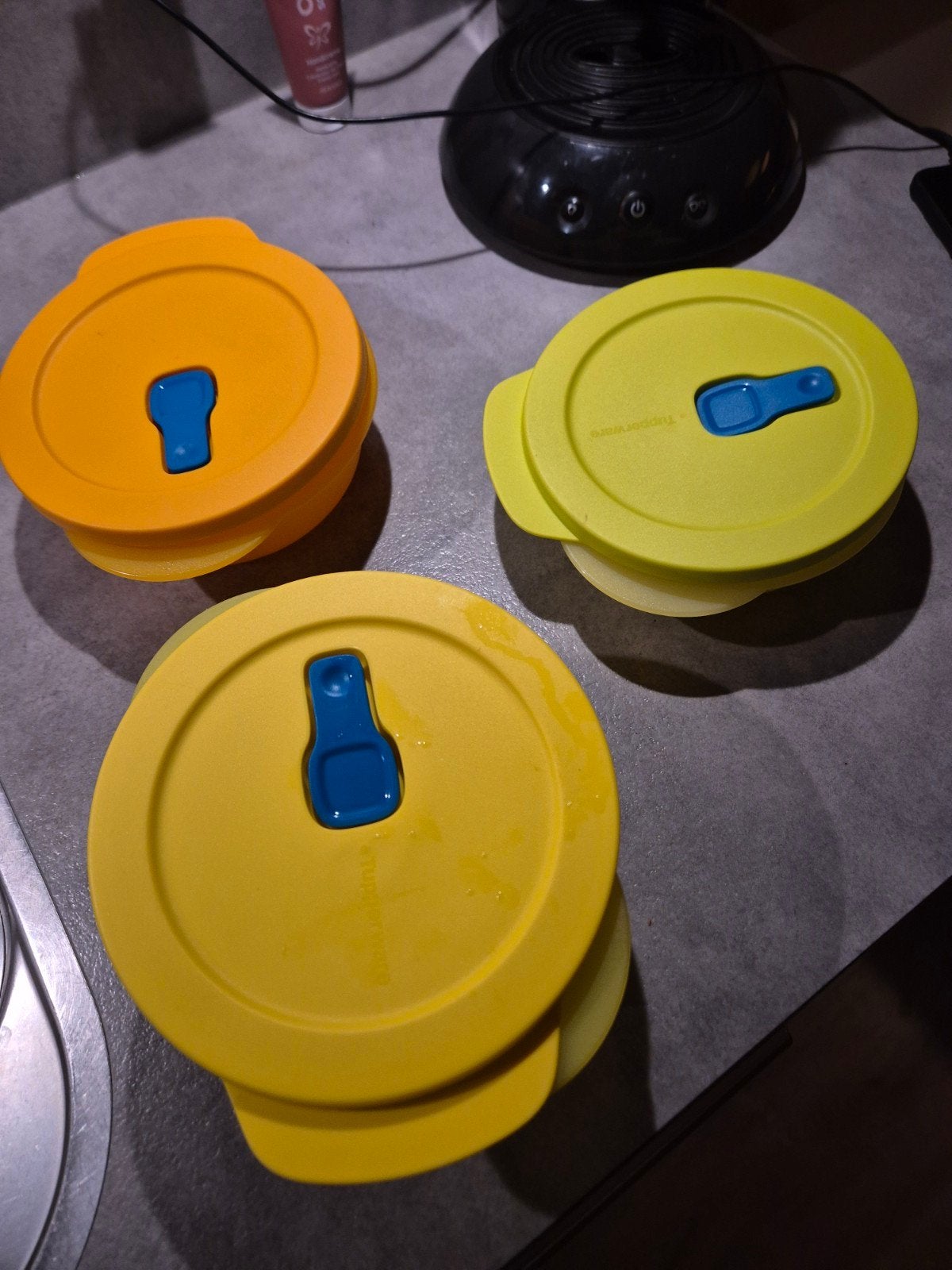 Tupperware kommen met deksel - set van 3, Huis en Inrichting, Gebruikt, Geel, Ophalen of Verzenden, Met deksel