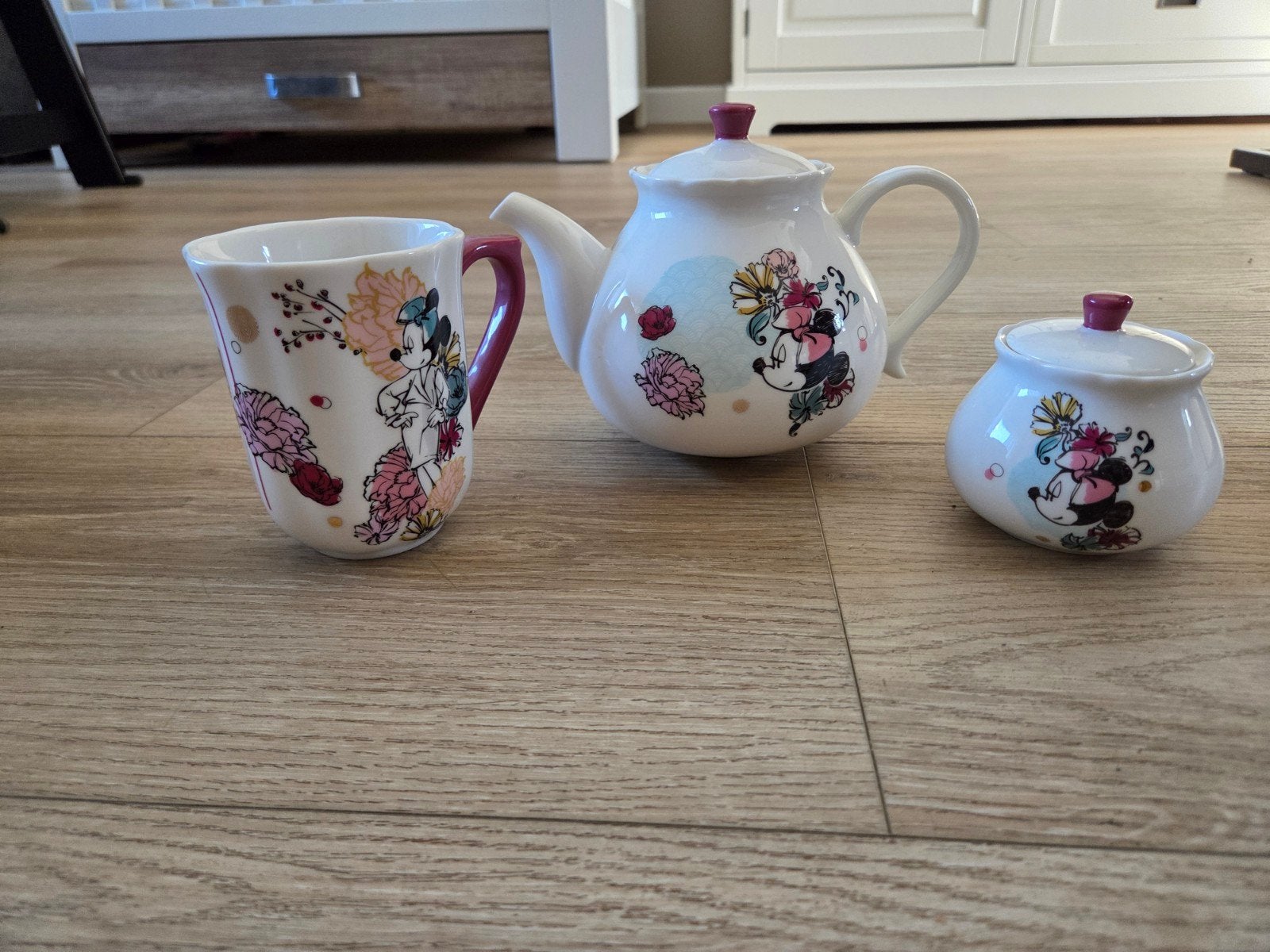 Disney Minnie Mouse theeservies - Disneyland Parijs, Overige merken, Keramiek, Ophalen of Verzenden, Zo goed als nieuw