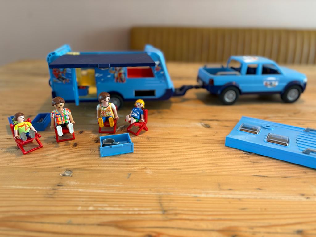 Playmobil caravan met auto en accessoires, Ophalen of Verzenden, Zo goed als nieuw
