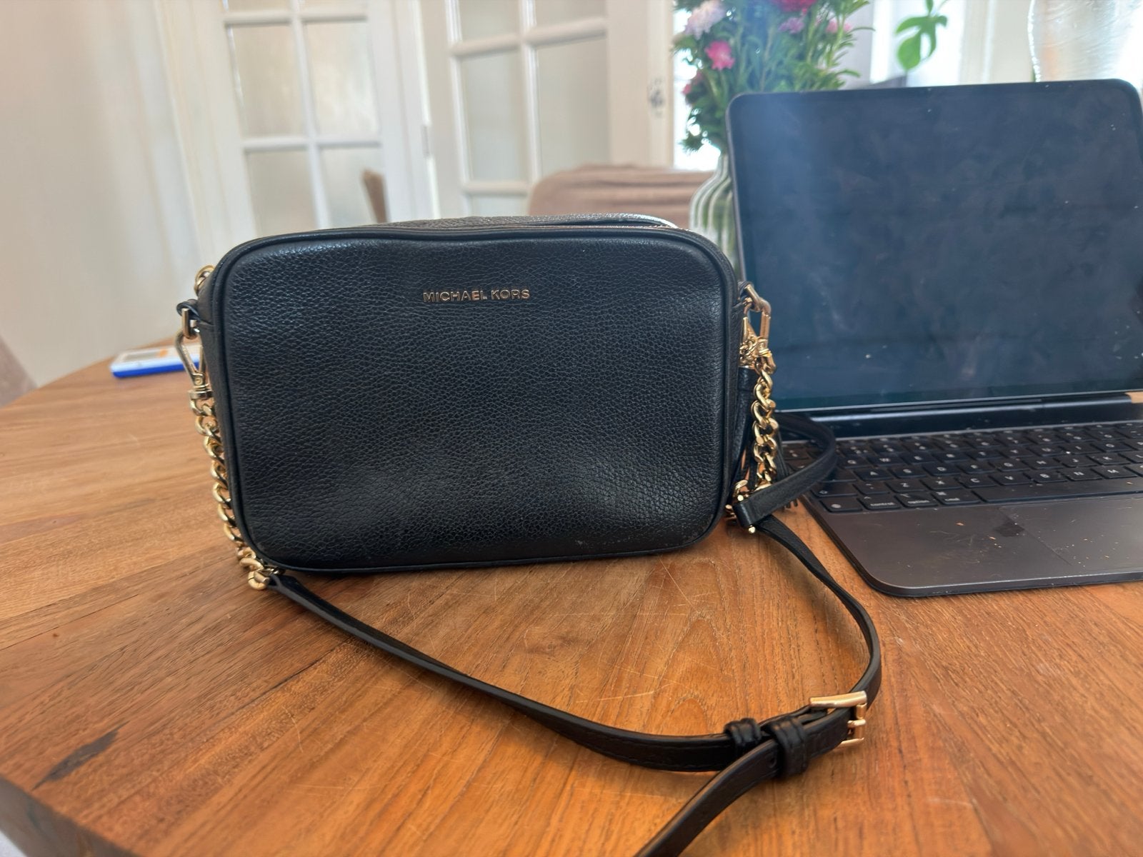Michael Kors Schoudertasje Zwart Leer met Gouden Details, Ophalen, Gebruikt, Zwart, Schoudertasje