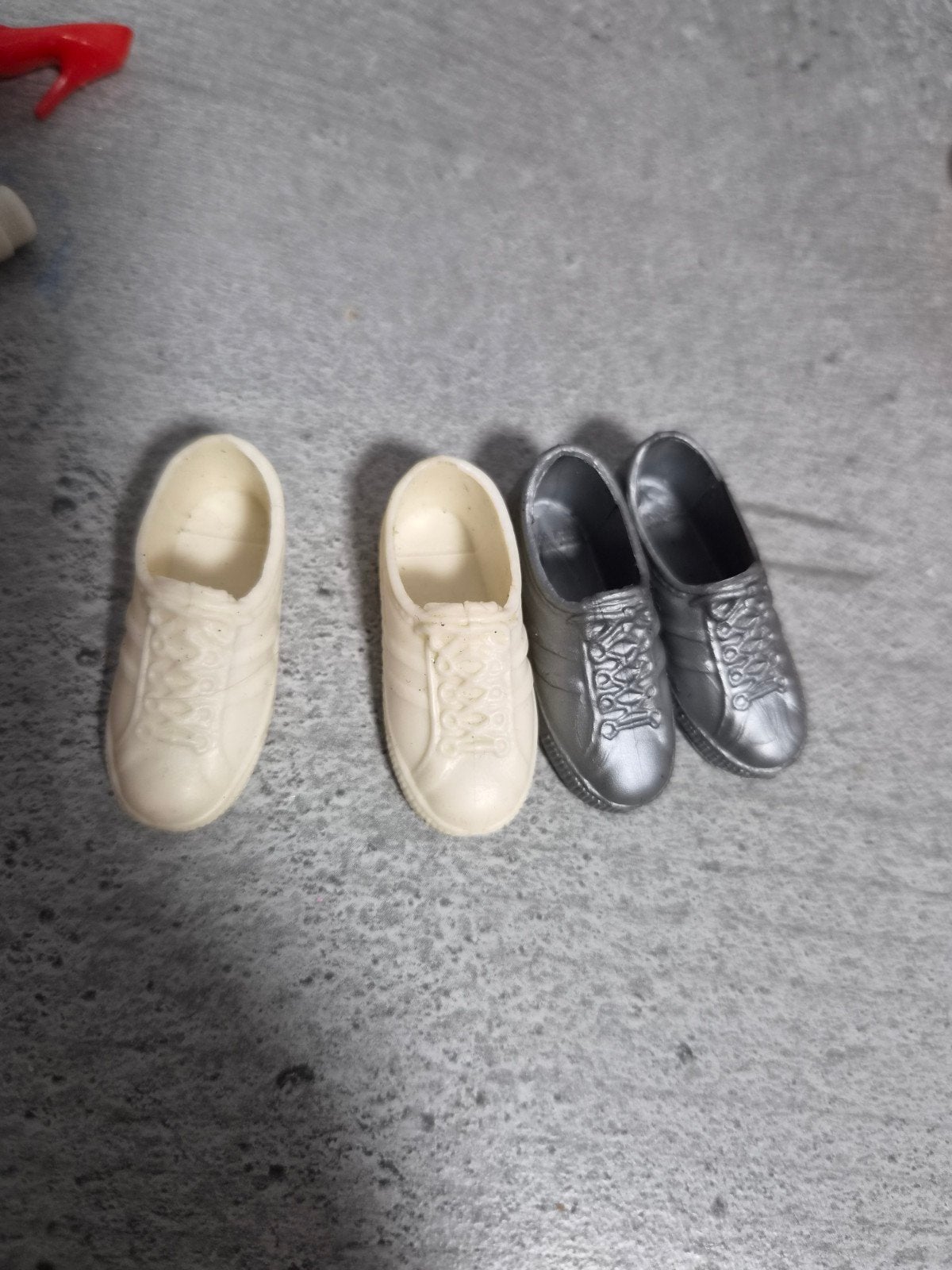The rockers ken tennis Barbie schoenen - wit en zilver, Ophalen of Verzenden, Gebruikt