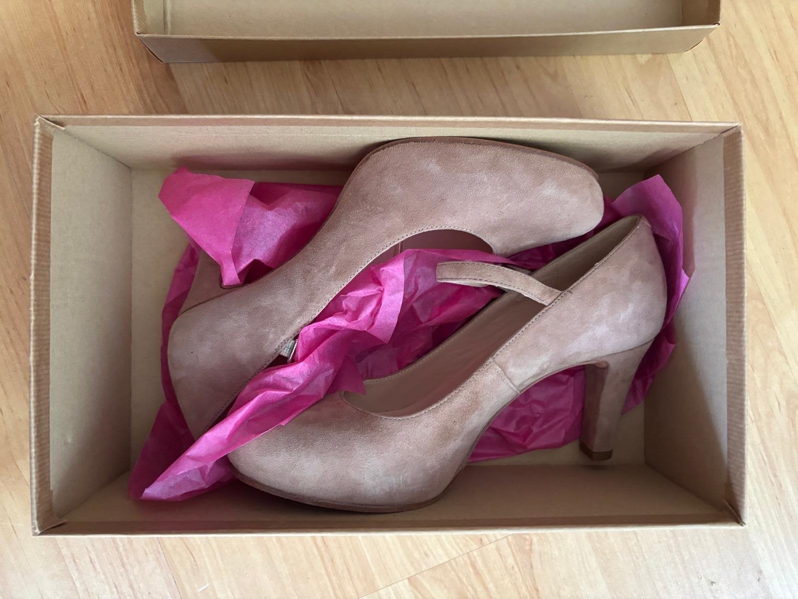 Unisa suède pumps met bandje - Zo goed als nieuw, Ophalen of Verzenden, Zo goed als nieuw, Beige, Pumps