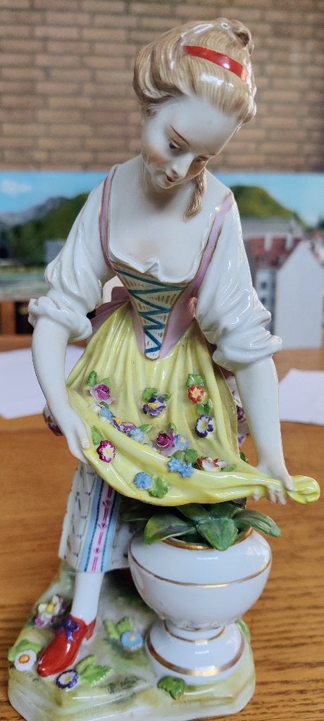 Porselein beeldje - Bloemenverkoopster (Carl Thieme), Ophalen of Verzenden
