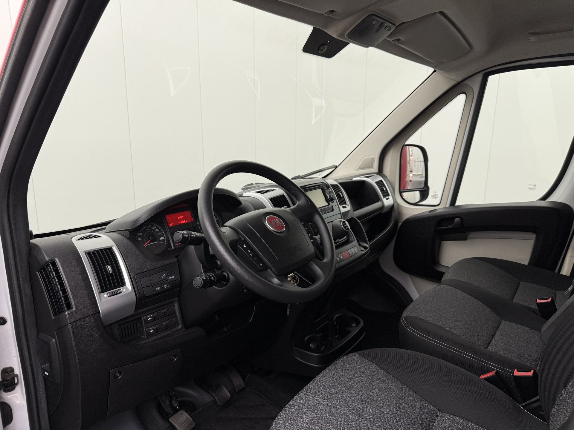 Fiat Ducato 2.3MultiJet 130PK Mobiel Kantoor | Showroom | Na, Auto's, Bestelauto's, Gebruikt, Euro 6, Origineel Nederlands, Grijs