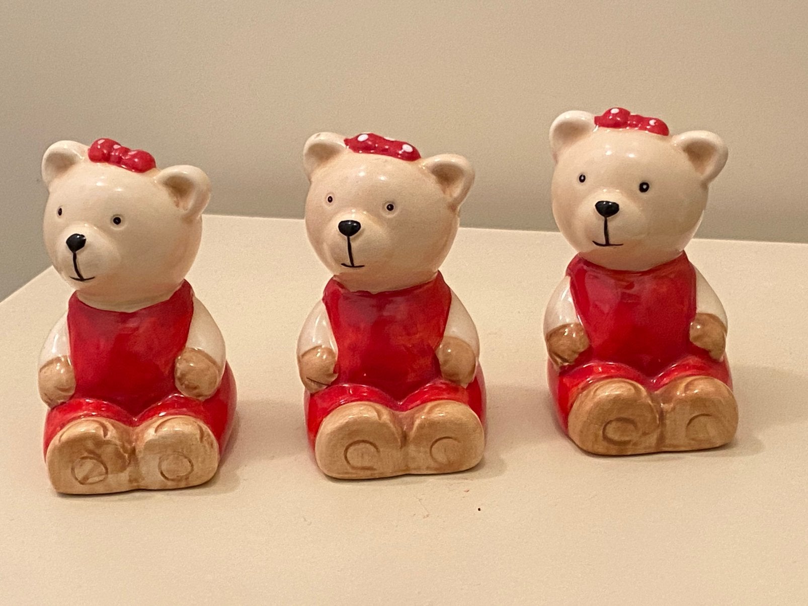 Beertje rode strik beeldjes, Verzamelen, Beren en Cherished Teddies, Ophalen of Verzenden, Zo goed als nieuw, Beeldje, Overige merken