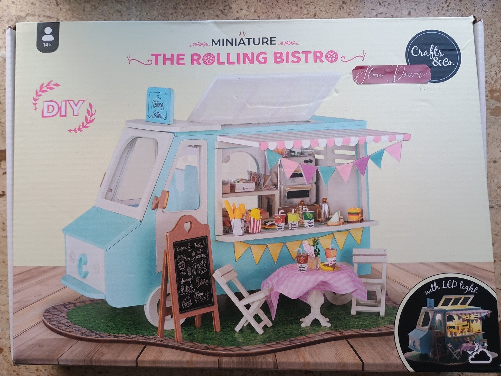 Miniatuur huisje - The rolling Bistro - Crafts & Co, Ophalen of Verzenden, Zo goed als nieuw, Knutselwerk