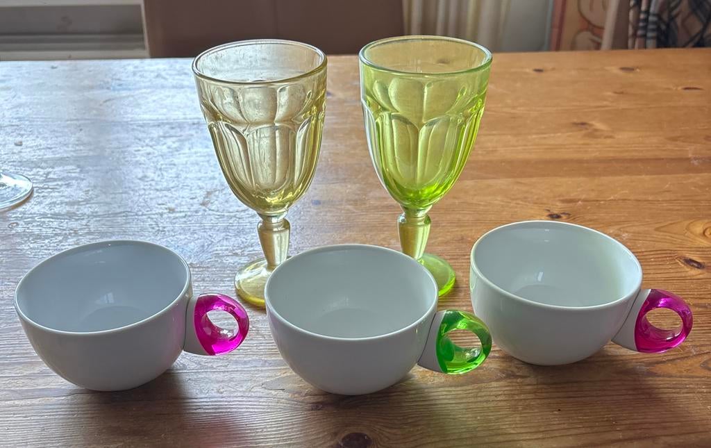 Set van 2 glazen en 3 kopjes met gekleurde handvatten, Ophalen of Verzenden, Effen, Kop(pen) en/of Schotel(s), Glas