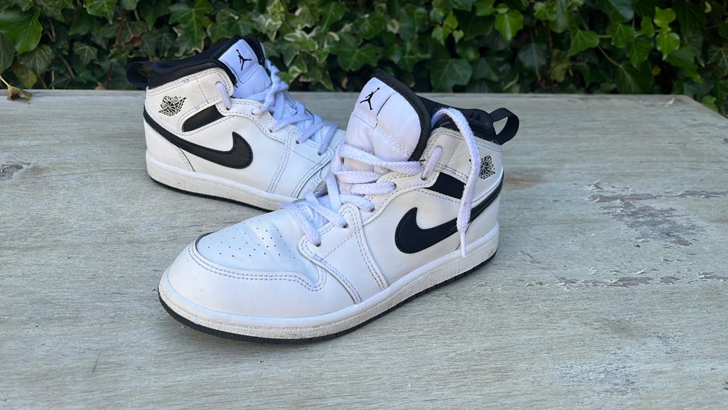 Witte Nike air jordan maat 34 te koop!, Ophalen, Gebruikt, Jongen of Meisje, Schoenen