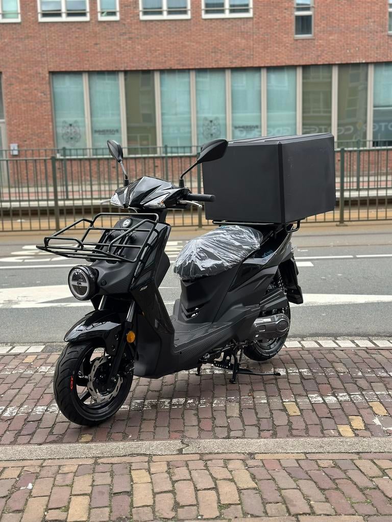 Sym Xpro Bezorgscooter Zwart Incl. Bezorgbox ( Sym ), Ophalen of Verzenden, Zo goed als nieuw, Benzine, Overige modellen
