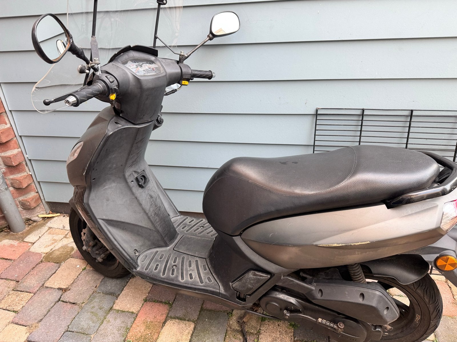 Peugeot Kisbee scooter - Betrouwbaar en zuinig, Fietsen en Brommers, Gebruikt, Overige modellen, Maximaal 45 km/u, Ophalen of Verzenden