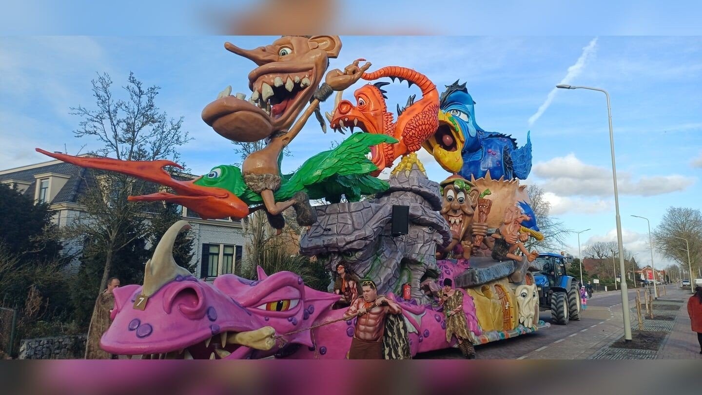 Carnavalswagen met thema prehistorie/ holbewoners/dino's., Ophalen of Verzenden