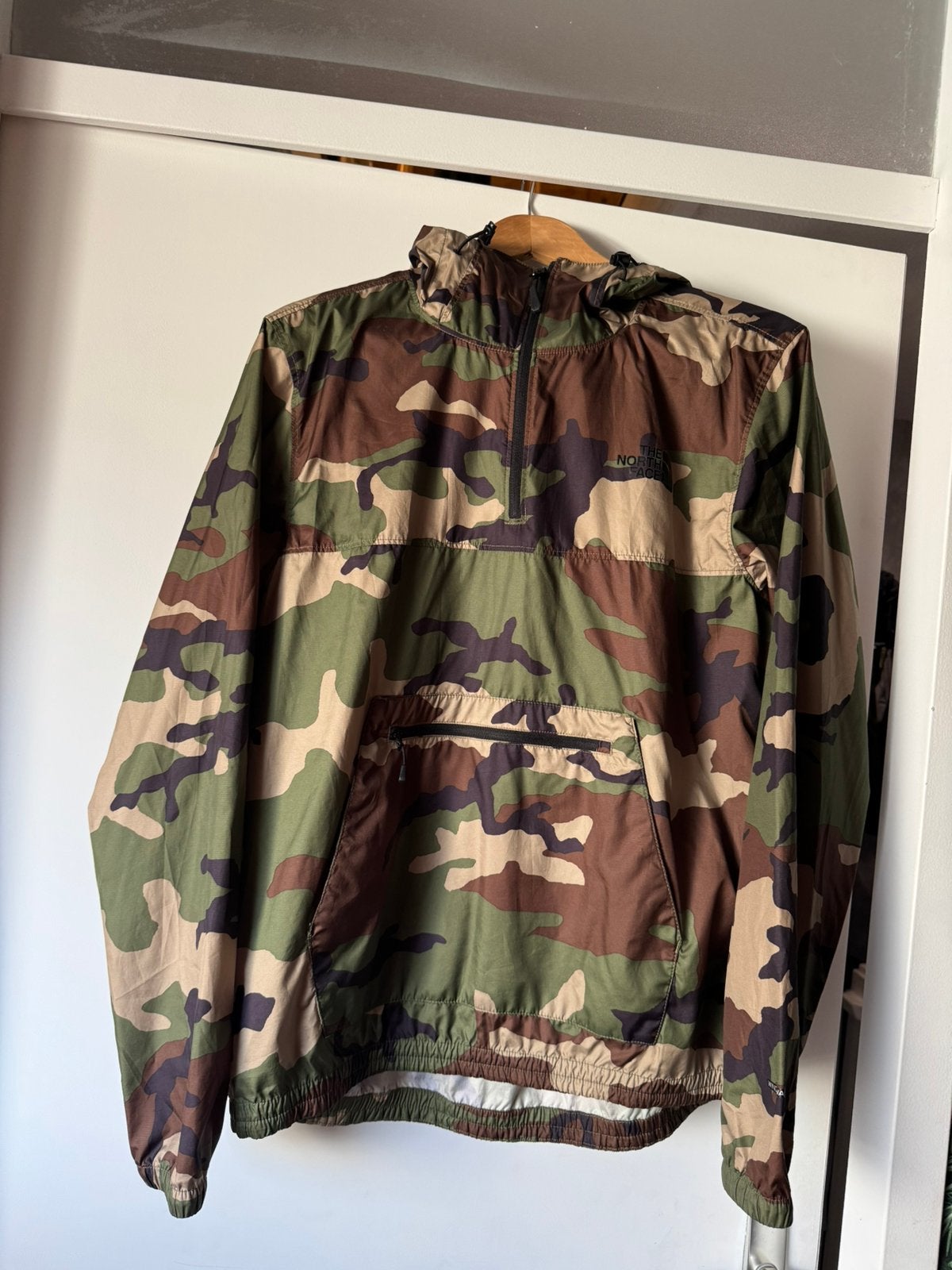 The North Face Windbreaker Jacket Camo size S/M, Ophalen of Verzenden, Zo goed als nieuw, Maat 48/50 (M), Groen