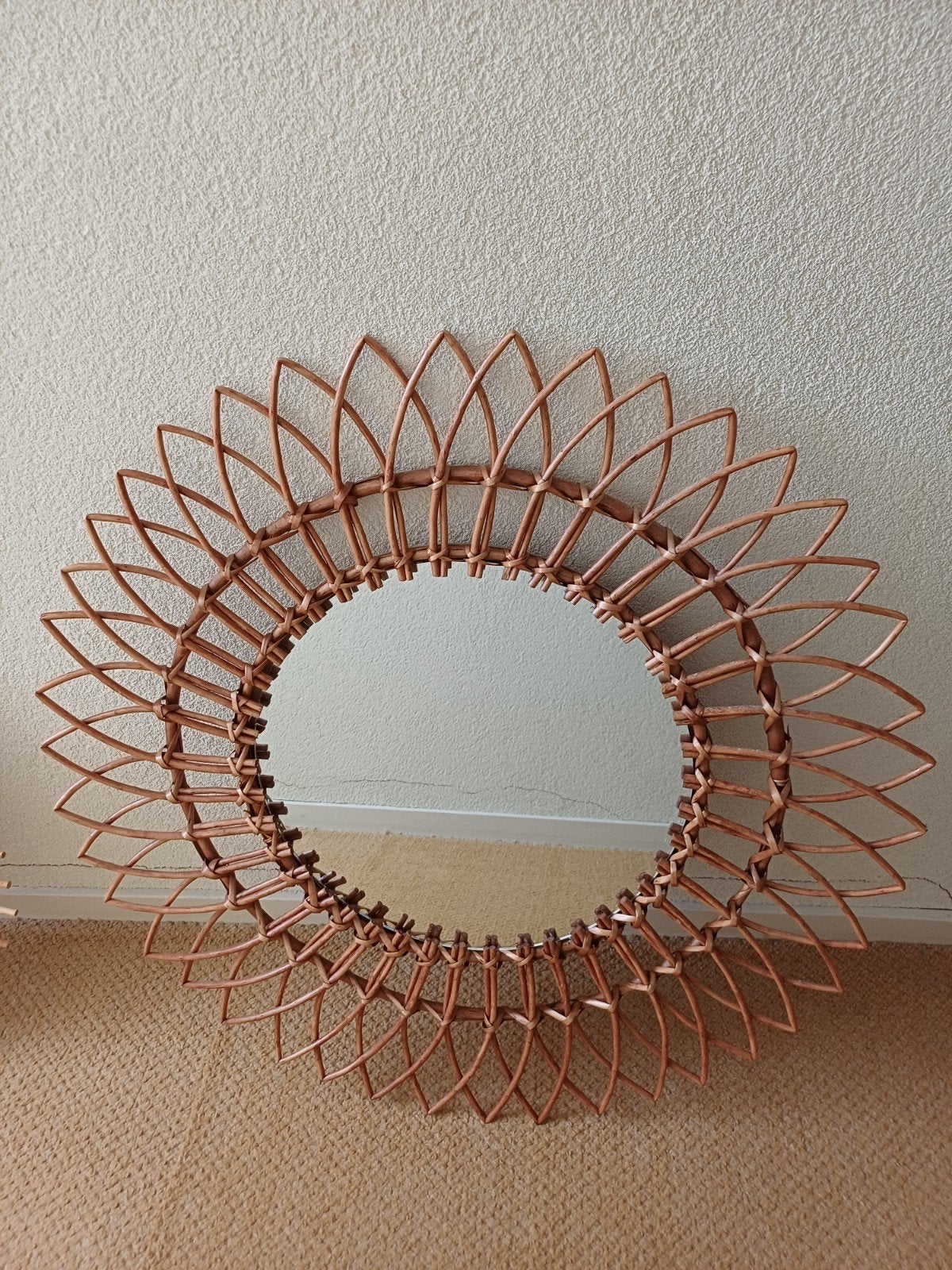 Rotan spiegel in bloemvorm - Zo goed als nieuw, Huis en Inrichting, Woonaccessoires | Spiegels, Ophalen, Minder dan 50 cm, Rond