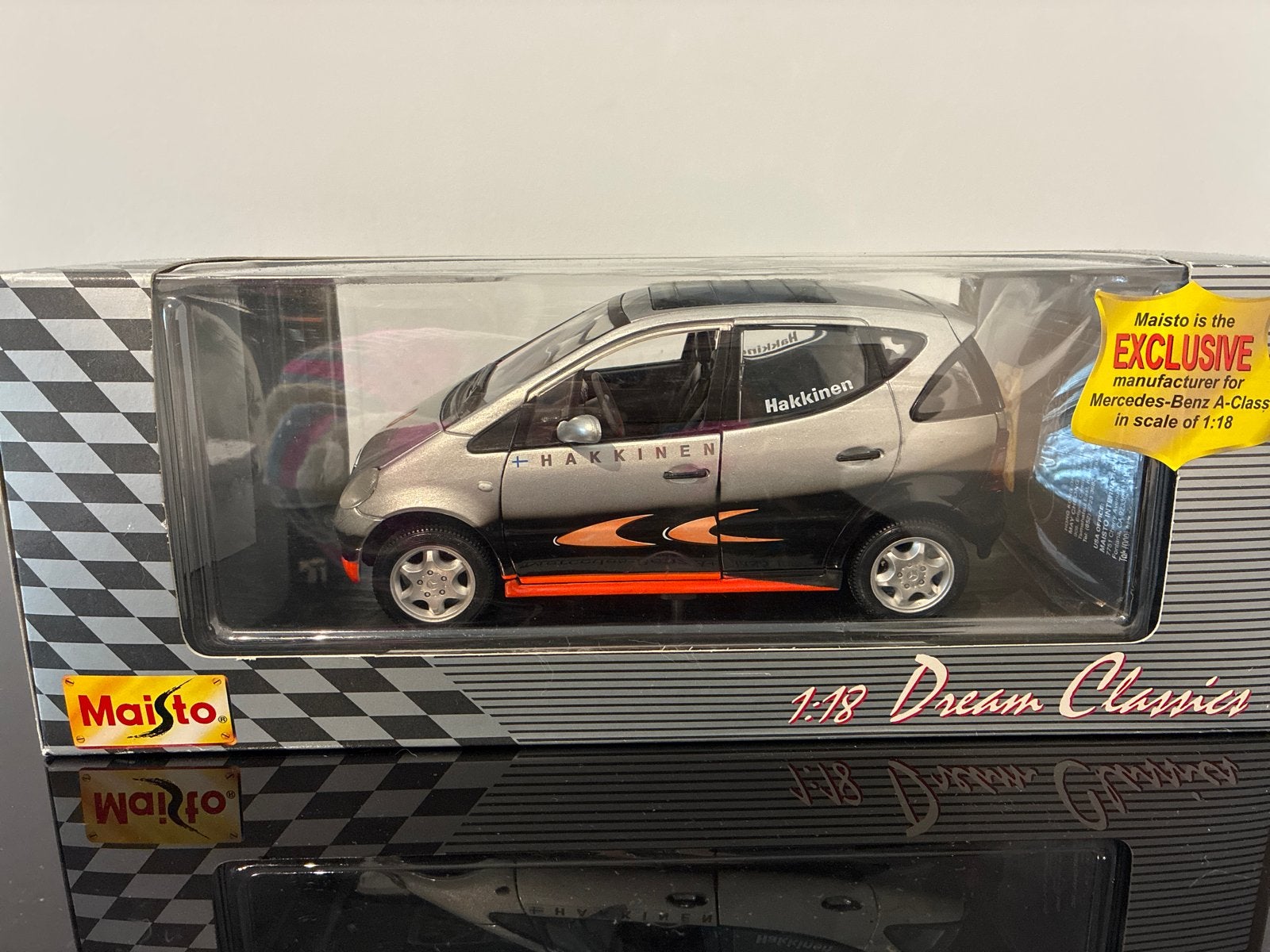 Maisto Mercedes-Benz A-Klasse Mika Häkkinen 1:18, Hobby en Vrije tijd, Ophalen of Verzenden, Nieuw, Auto, Maisto