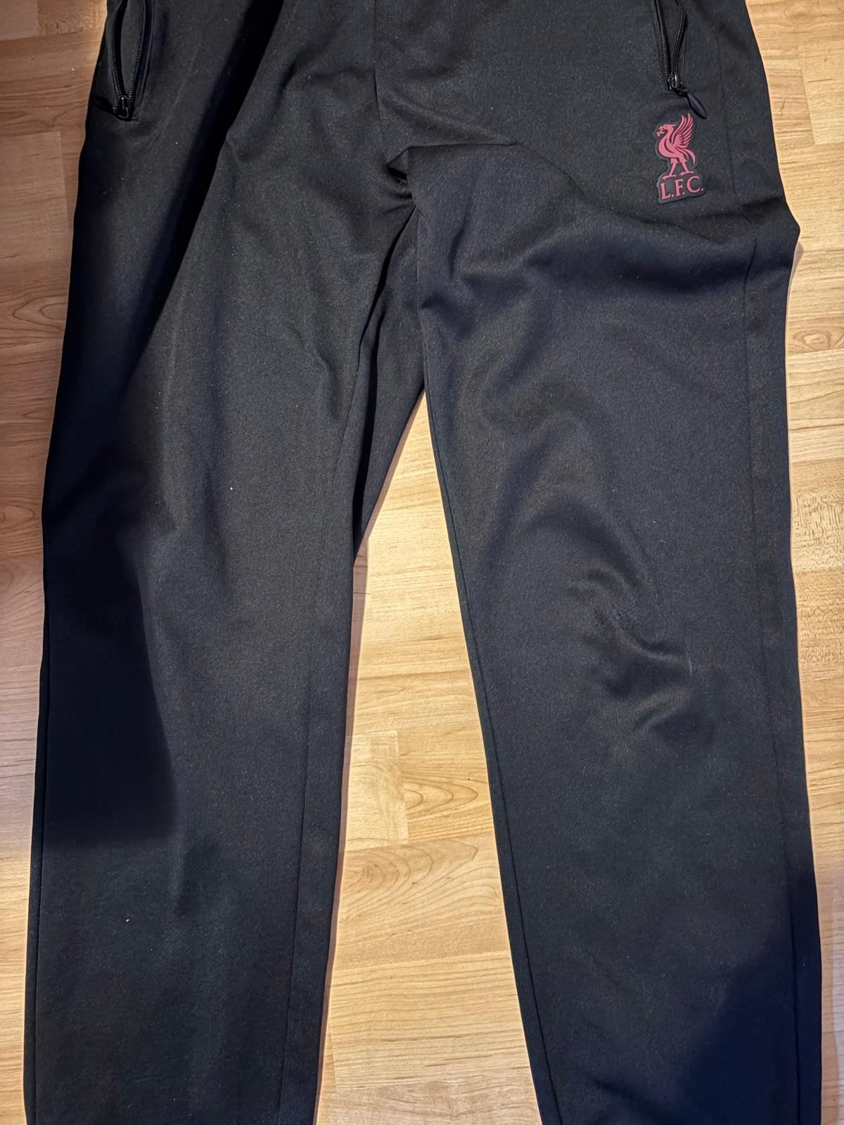 Liverpool Trainingspak 138-148 cm (11-12 jaar) Fanshop, Ophalen of Verzenden, Zo goed als nieuw, Liverpool FC, Jongen of Meisje