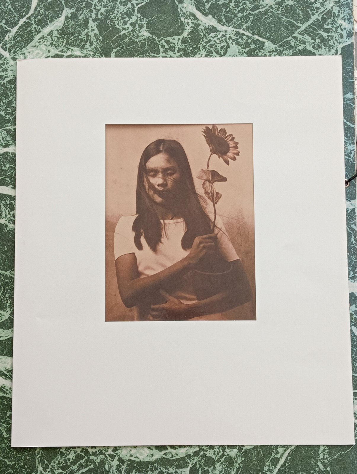 2 foto's modellen met zonnebloemen 1 gesigneerd, Ophalen of Verzenden