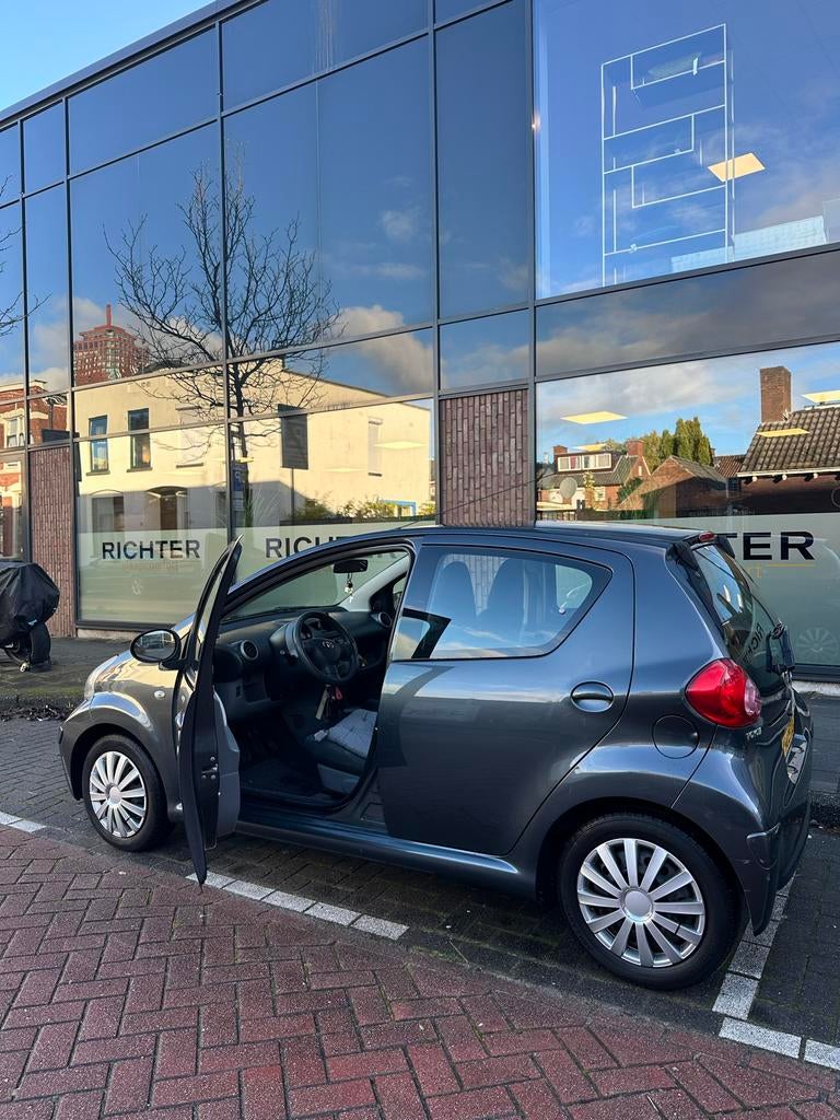 Toyota Aygo 1.0 12V Vvt-i 5DRS 2006 Grijs APK t/m april 2027, Auto's, Voorwielaandrijving, 4 stoelen, 68 pk, Handgeschakeld