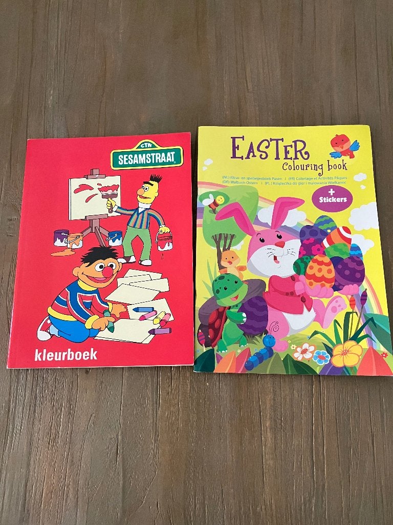 Bert en Ernie sesamstraat/pasen kleur en stickerboek, Boeken, Ophalen of Verzenden, Zo goed als nieuw, Jongen of Meisje, Non-fictie