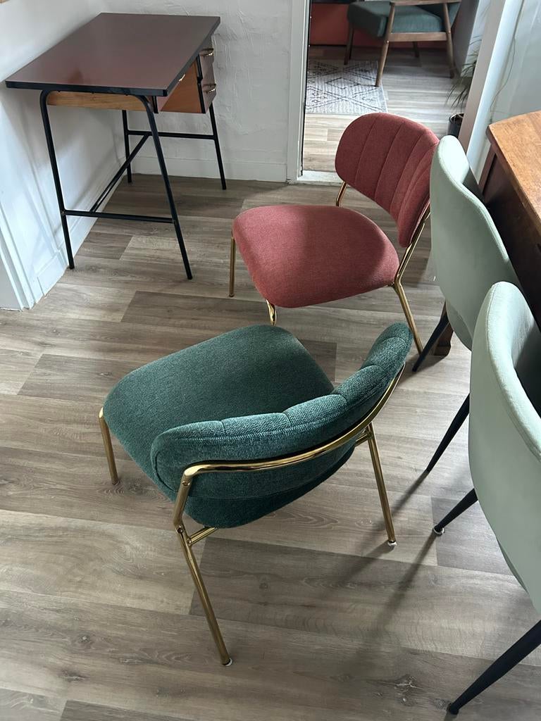 Twee Made stoelen: groen en rood met gouden onderstel, Huis en Inrichting, Twee, Overige kleuren, Ophalen of Verzenden, Zo goed als nieuw