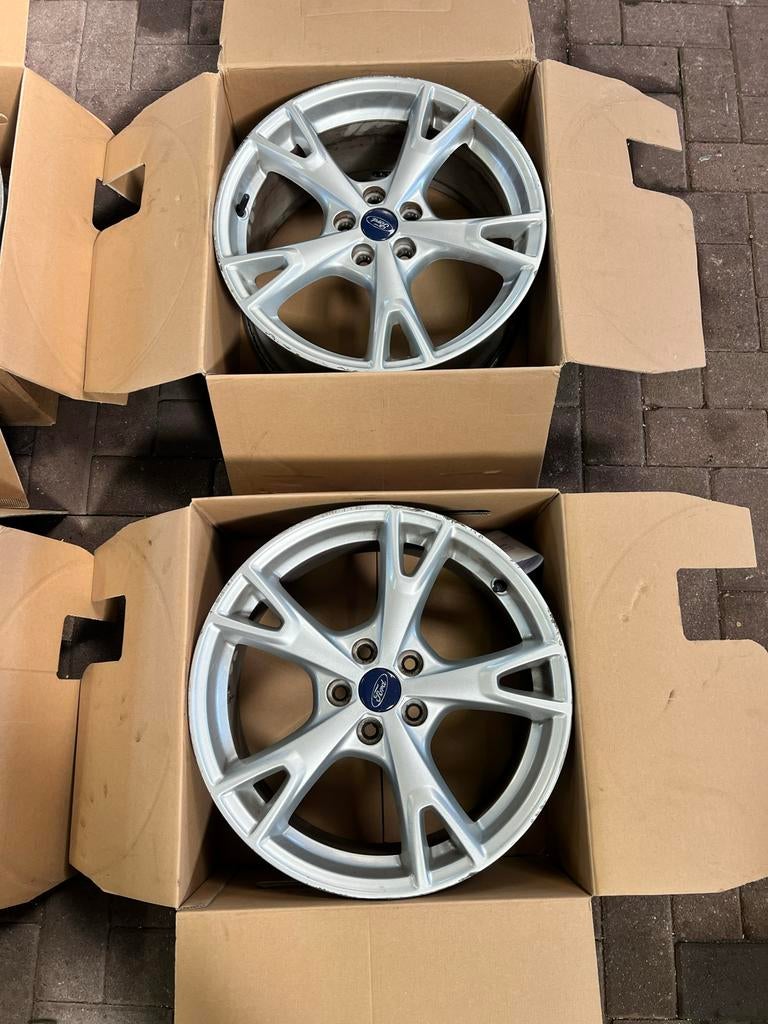 18 inch velgen Ford Focus - 2 goed, 2 krom, stoeprandschade, Ophalen, Gebruikt