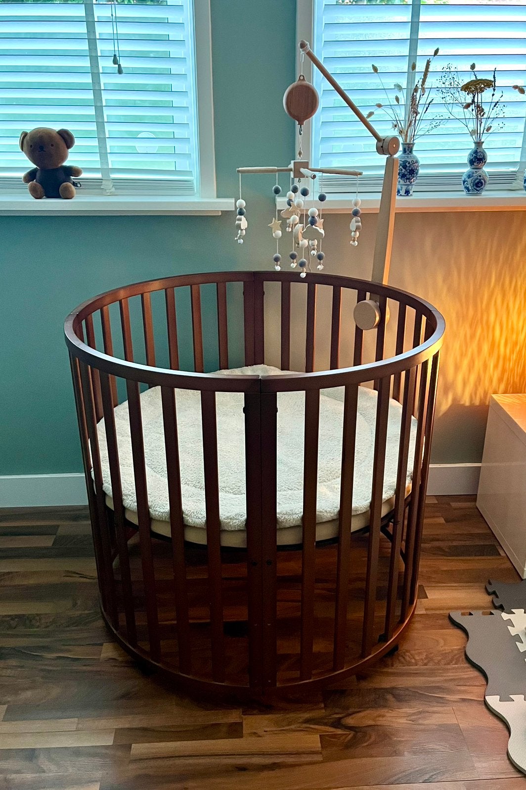 Puck Ronde Box 90cm - Walnoot - incl. matras en boxkleed, Kinderen en Baby's, Boxen, Ophalen, Zo goed als nieuw, Rond, Boxkleed