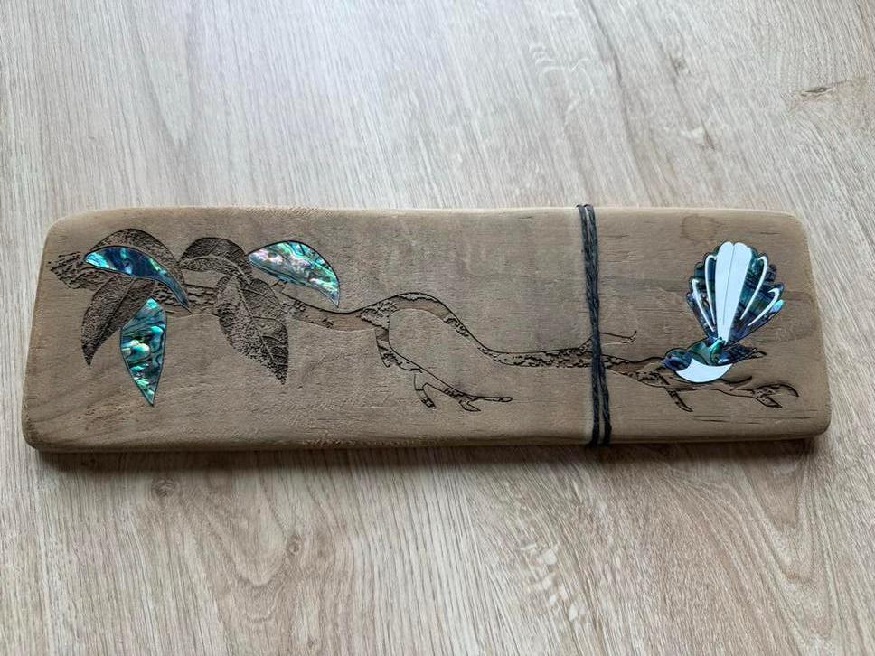 Unieke houten wanddecoratie met schelp inleg - Nieuw Zeeland, Huis en Inrichting, Woonaccessoires | Wanddecoraties, Gebruikt, Wandsculptuur