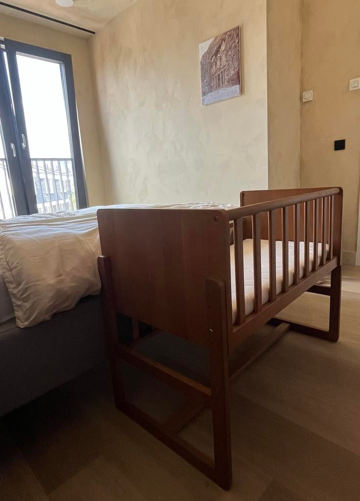2-IN-1 CO SLEEPER / AANSCHUIFBEDJE «NUAGE» | WALNOOT, Kinderen en Baby's, Babywiegjes en Ledikanten, Ophalen, Zo goed als nieuw