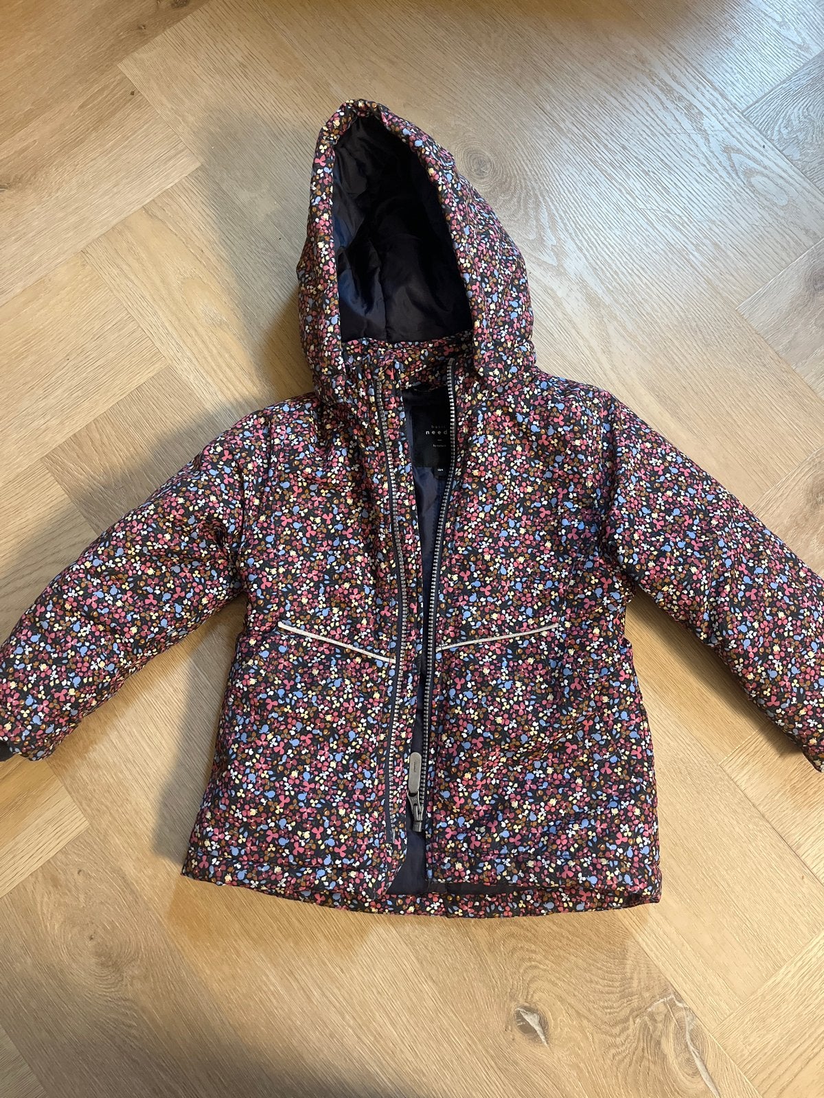 Nette winterjas met bloemenprint - Maat 104, Ophalen of Verzenden, Zo goed als nieuw, Meisje, Jas