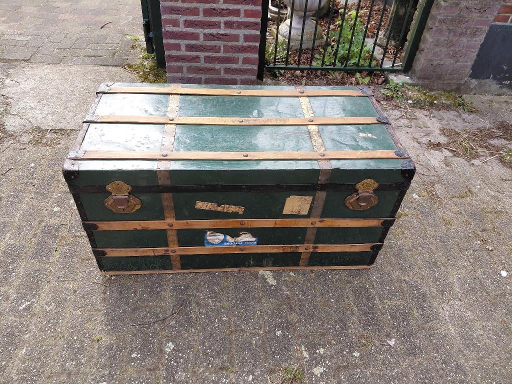 Antieke groene hutkoffer, platte deksel en vervoersstickers., Ophalen
