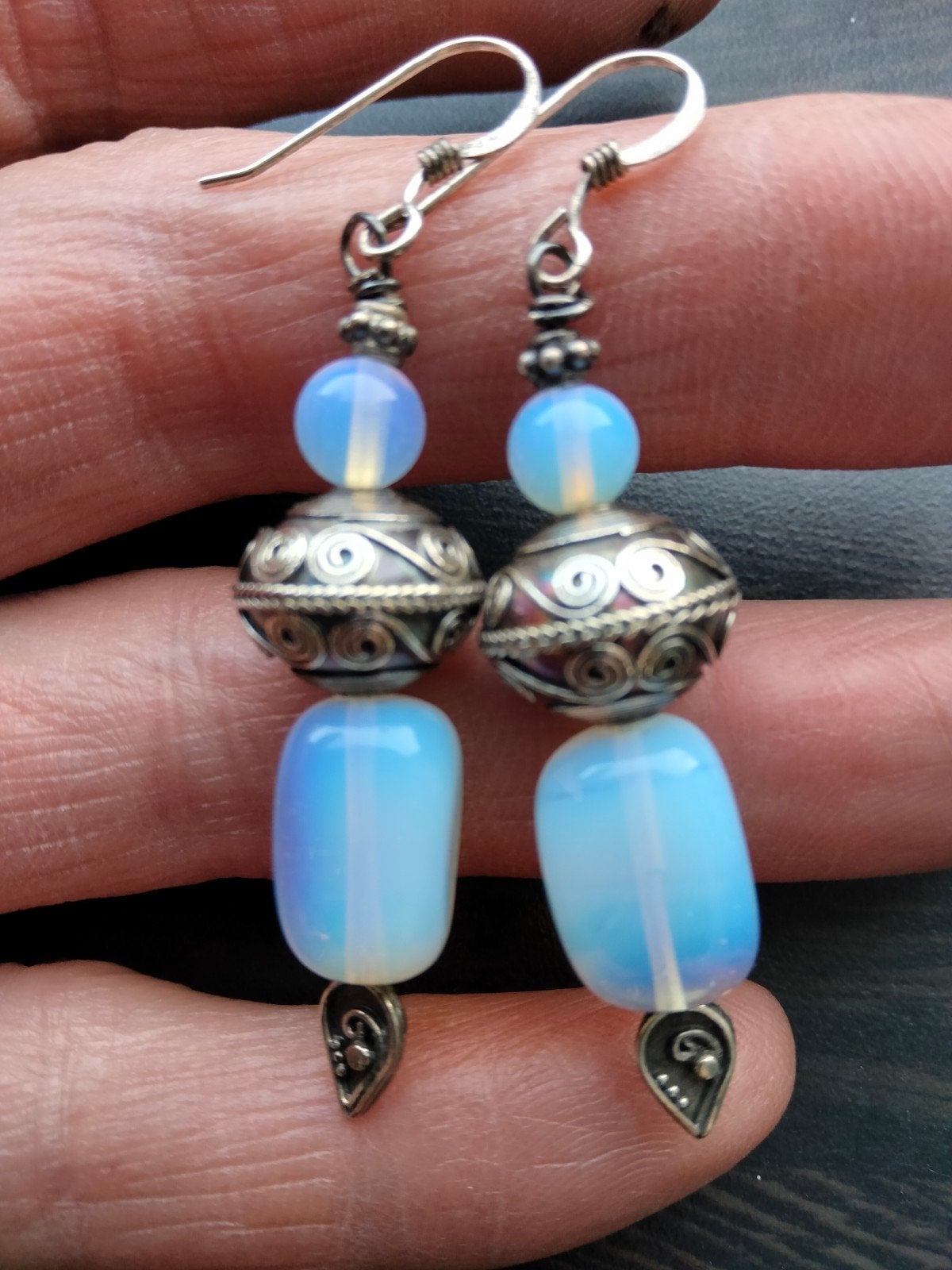 Opaliet balikralen oorbellen, Sieraden, Tassen en Uiterlijk, Oorbellen, Hangers, Wit, Nieuw, Ophalen of Verzenden