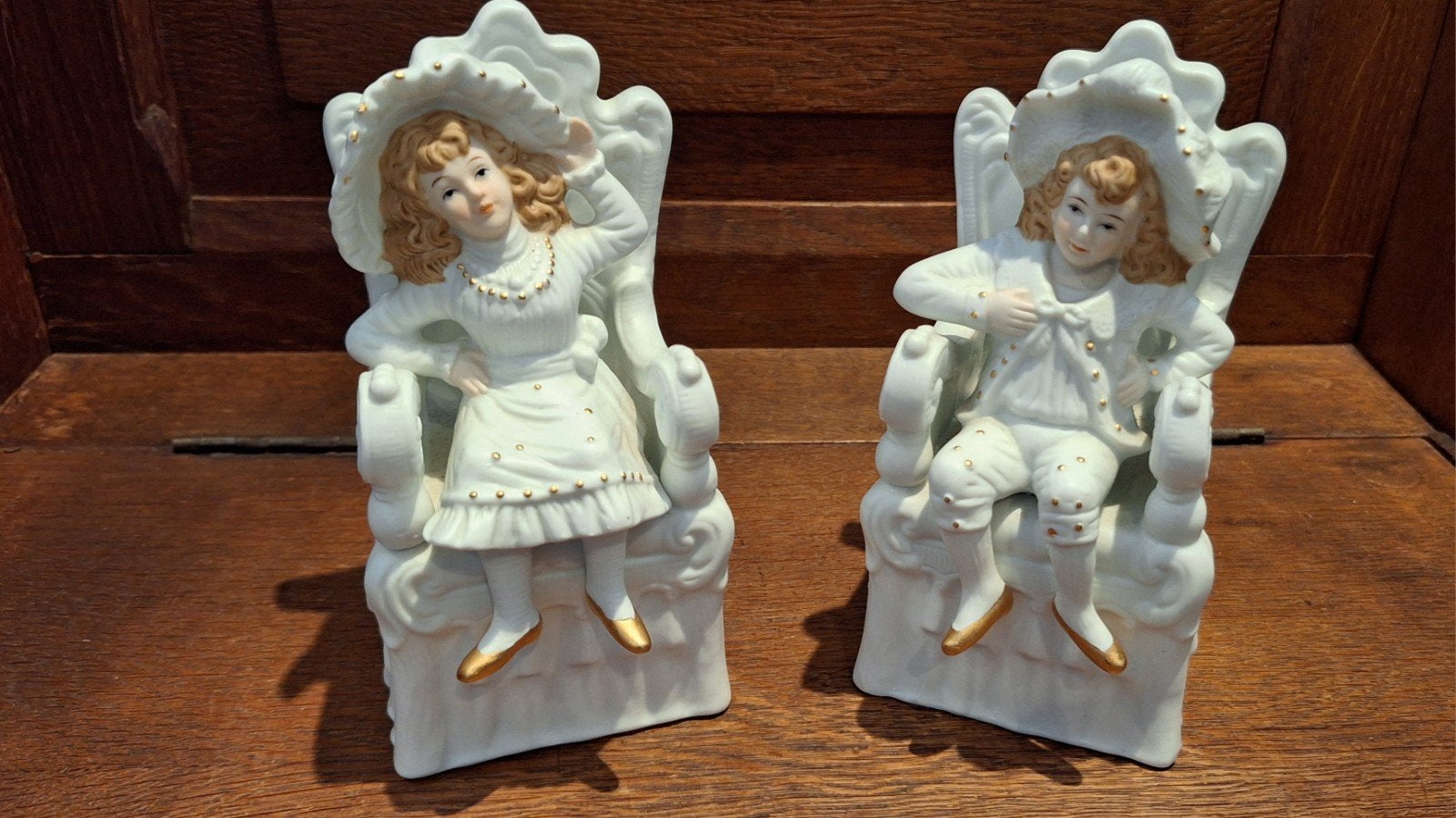 Twee biscuit porseleinen beeldjes in barokstijl, Verzamelen, Beelden en Beeldjes, Ophalen, Zo goed als nieuw, Mens