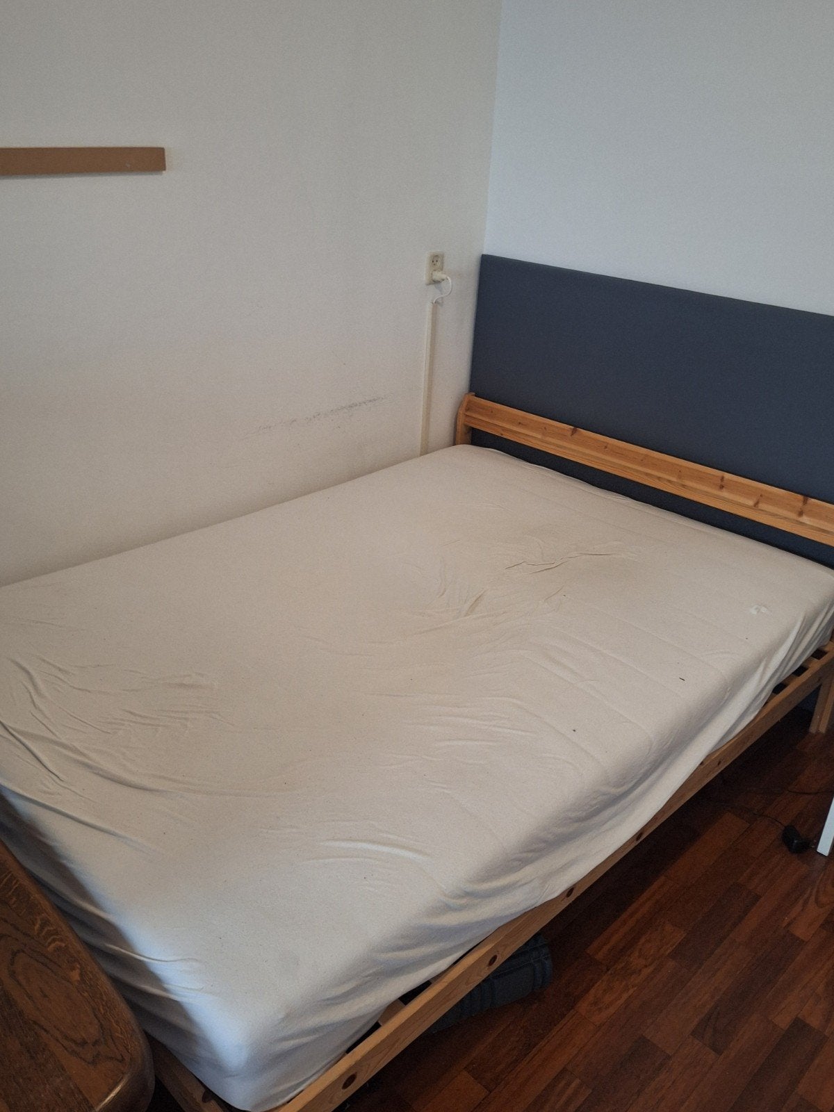 Eenpersoonsbed met matras - Hout, 140x200 cm, Huis en Inrichting, Ophalen, Gebruikt, 140 cm, Eenvoudig, Scandinavisch