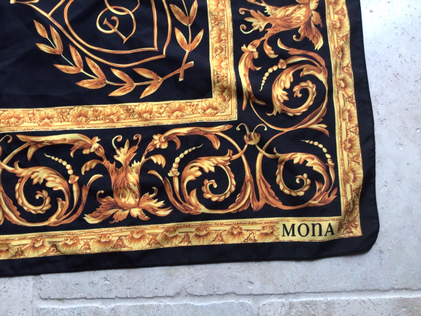 Klassieke sjaal met goudkleurig motief, Moda DC, Ophalen of Verzenden, Zo goed als nieuw, Maat 46/48 (XL) of groter, Sjaal