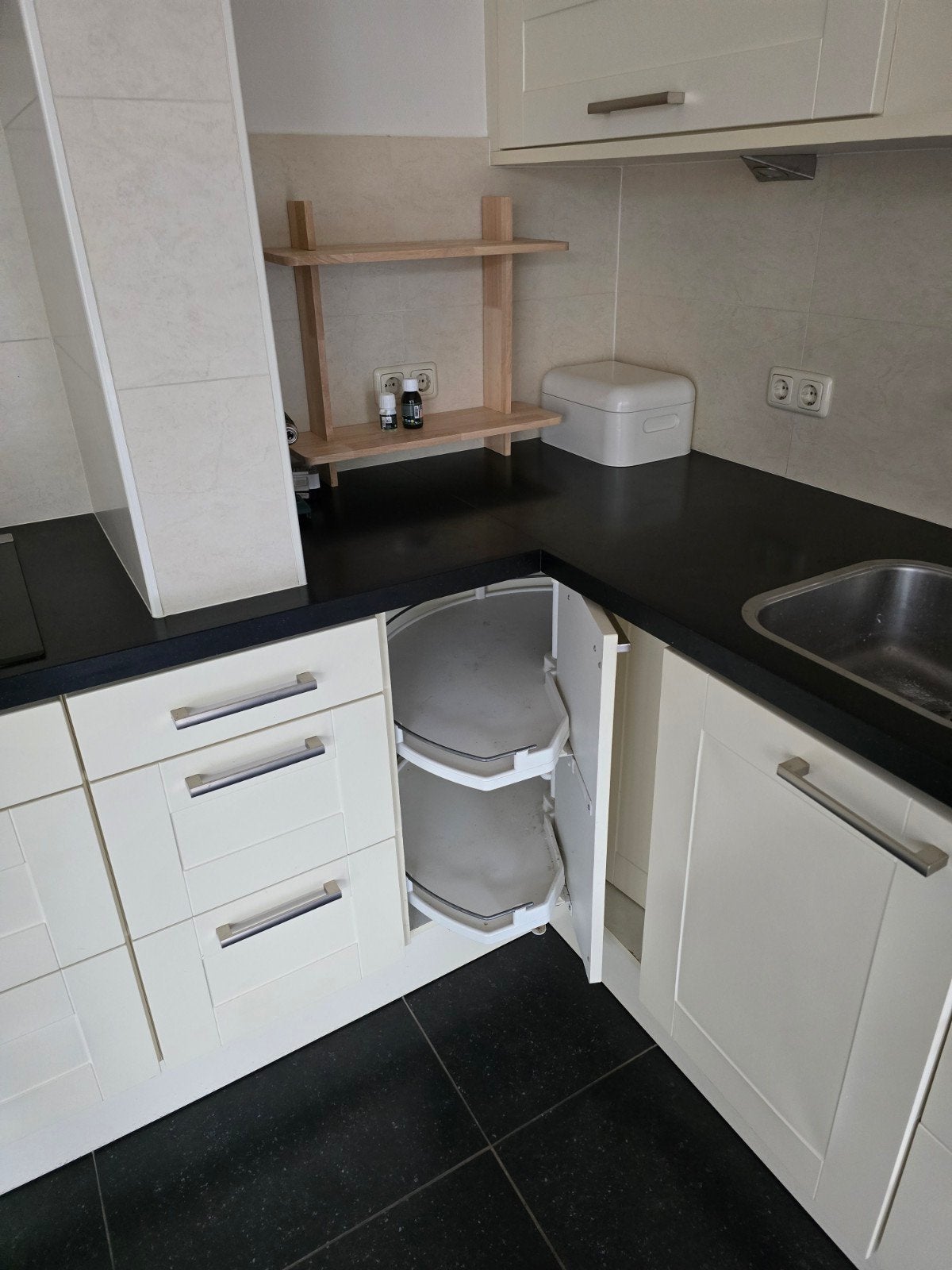 Mooie en ruime hoekkeuken in crème met veel opbergruimte, Huis en Inrichting, Ophalen of Verzenden, Gebruikt, Hoekkeuken